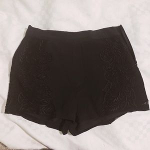 💜 2/$10 bundle! Forever 21 Black Floral Embroidered shorts